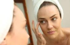 Puncte de grăsime în jurul ochilor? Scapă de ele în mod natural