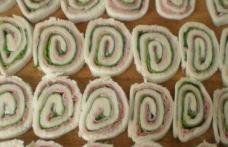  Rulouri cu sunca si salata verde