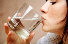 Opt pahare de apă pe zi vă menţin glicemia în limite normale