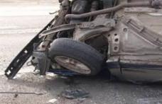 Inconştienţă în trafic. S-a urcat băut la volan și a intrat cu mașina într-un podeț