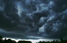Avertizare meteo de vijelii pentru toată ţara de luni până miercuri