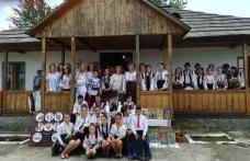 Femeile liberale au îmbrăcat ia românească, au cules sânziene de pe câmpurile înflorite și au pornit pe urmele lui Enescu - FOTO