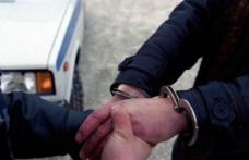 Tânăr bănuit de comiterea a două tâlhării, reţinut de poliţişti