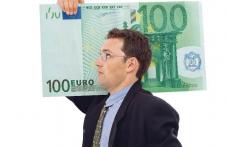 Cetăţenii cu restanţe la telefonie se pot trezi cu salariile blocate