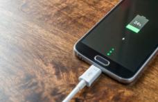 Cum îţi rişti sănătatea dacă vorbeşti la telefon în timp ce se încarcă