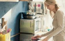 Ştiai că nu e bine să ştergi vasele după ce le speli? Microorganisme periculoase se ascund în laveta şi buretele de vase