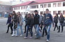 Accesul în şcoli se face pe bază de cartelă din toamnă. Adio absenţe motivate uşor