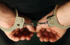 Tânăr reținut de polițiști după ce a tâlhărit o femeie