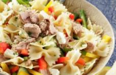 Salată colorată cu paste și șuncă