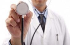 Niciun medic nu își dezinfectează stetoscopul între două utilizări. Iată ce riscăm