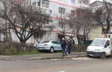Neatenția bat-o vina! Două maşini şi un gard au suferit avarii în urma unui accident - FOTO