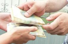 Tânără înșelată prin metoda Şmen, în fața unei case de schimb valutar din Botoșani