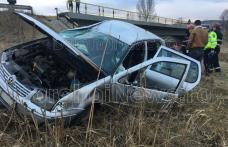 Accident la ieșirea din Dorohoi – Un tânăr de 19 ani s-a răsturnat cu mașina într-o râpă după ce a rupt un parapet – FOTO
