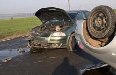 Accident cu două victime. O mașină s-a răsturnat după o ciocnire violentă!