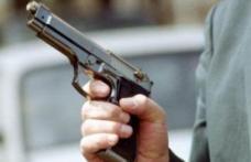Bărbat cercetat pentru că a încercat să vândă două pistoale pe o rețea de socializare