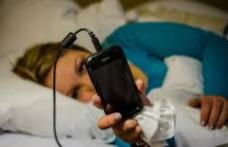 Dormi cu telefonul lângă tine? Renunţă ACUM la acest obicei! Iată de ce!