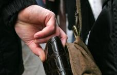 Trei tineri cercetați după ce au tâlhărit un adolescent de 17 ani