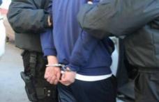 Tânăr de 18 ani reţinut de poliţişti pentru tâlhărie calificată