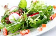 Câteva trucuri care fac salatele sănătoase