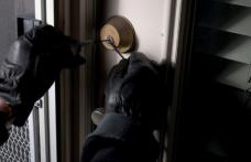 Doi hoți care-au jefuit o locuință din Ionăşeni, găsiți de polițiști. Au furat 15 litri de băuturi alcoolice și mai multe scule electrice