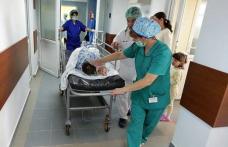 Fetiță de 13 ani transferată în stare gravă la Iași, după ce a căzut de la mansarda unui bloc din Botoşani