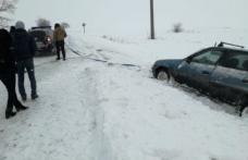 ACCIDENT la Văculești! Jandarmii au ajutat la scoaterea unei mașini ieșite în decor – FOTO