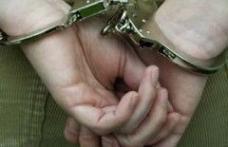 Un bărbat şi un minor suspecţi de tâlhărie în formă continuată