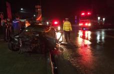 Accident deosebit de grav! Un tânăr de 20 de ani a rămas încarcerat după ce s-a izbit într-un panou de beton - FOTO