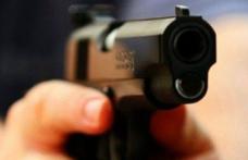 Bărbat cercetat de polițiști după ce și-a amenințat concubina cu pistolul