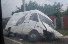 Accident! Un microbuz s-a izbit de un cap de pod