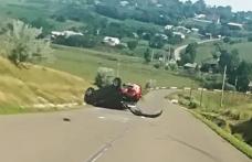 Mașină răsturnată, roți sărite, șofer rănit... Neatenția la volan duce la accidente!