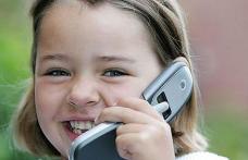 Cu telefonul lângă penar
