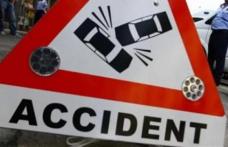 Accident produs de un șofer aproape de comă alcoolică. A distrus gardul unei case în timp ce dădea cu spatele