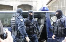 Percheziții la locuințele a două femei acuzate de contracte false, din care au obținut sute de mii de euro