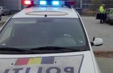 Tânăr din Bucecea fără permis de conducere, reținut după ce a condus o mașină cu numere false și a lovit mai multe indicatoare rutiere