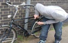 Furt de bicicletă ziua în amiaza mare pe o stradă din Botoșani! Hoţul a acţionat fără nicio teamă