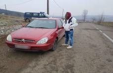 Depistat la volan fără permis, s-a prezentat drept altă persoană