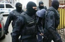 În loc de Moș Crăciun au venit mascații! Percheziții la două persoane cercetate pentru contrabandă cu ţigări