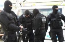 În loc de urători au venit „mascații”. Ţigări de contrabandă și alcool de casă, confiscate de poliţişti