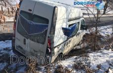 Accident la Saucenița! Bărbat rănit după impactul dintre o autoutilitară și un autoturism - FOTO