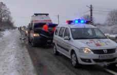 Femeie ranită după ce mașina în care se afla a derapat și a zburat într-un gard