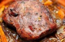 Friptură de porc cu sos de vin roșu