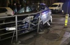 Accident provocat de un șofer băut care a intrat cu mașina în scuarul unei staţii de tramvai