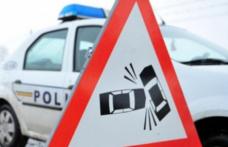 Accident rutier produs din neatenție. Pasagerul dintr-un autoturism a fost rănit