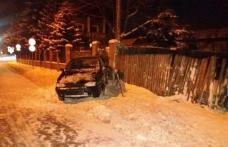 Un șofer de 23 de ani a spulberat un indicator rutier şi s-a oprit în gardul unei case. Aparatul etilotest a indicat cauza...
