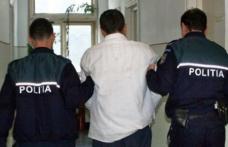 Bărbatul care a înjunghiat angajatul unei primării a fost reţinut pentru 24 de ore