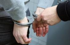 Doi tineri din Botoșani, prinşi în timp ce încercau să tâlhărească un bărbat în stare de ebrietate