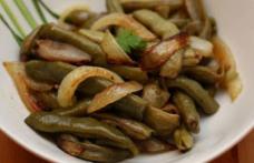 Fasole verde cu ceapă caramelizată