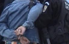 Tineri reținuți pentru 24 de ore după ce au tâlhărit un bărbat