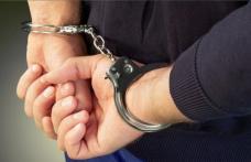 Tânăr de 25 de ani reţinut pentru mai multe infracțiuni. A furat o mașină, bani dintr-o biserică și a distrus mai multe încăperi
